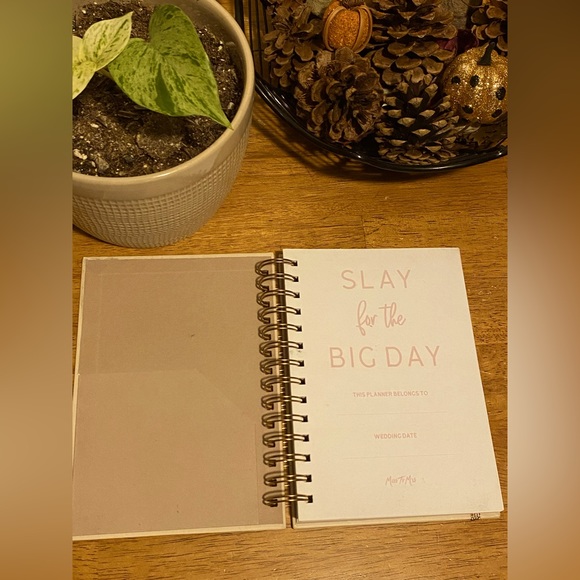Miss to Mrs Blank Wedding Planner w/ Countdown Calendar - Picture 7 of 7